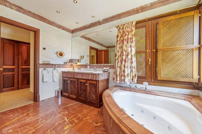 Image No.10-6 Bed Property for sale