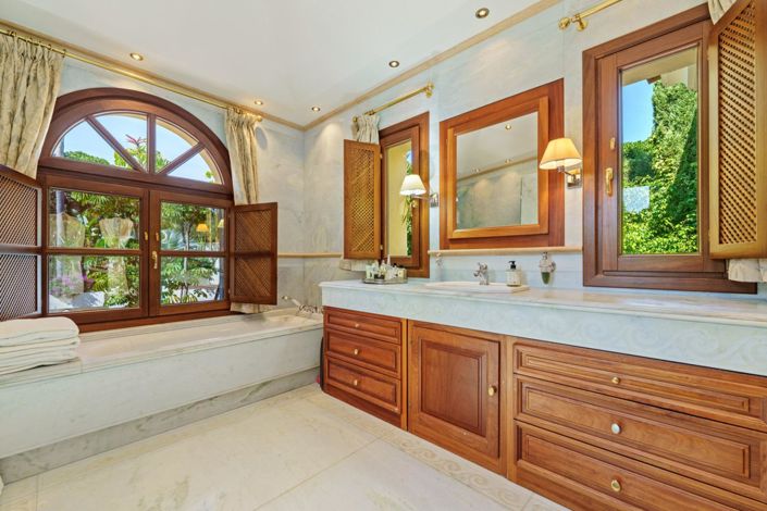 Image No.9-6 Bed Property for sale