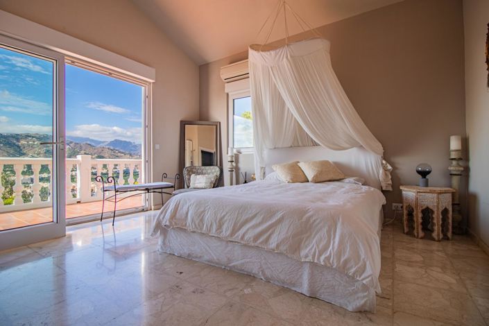 Image No.30-5 Bed Property for sale