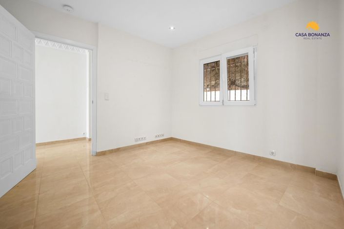 Image No.21-4 Bed Property for sale