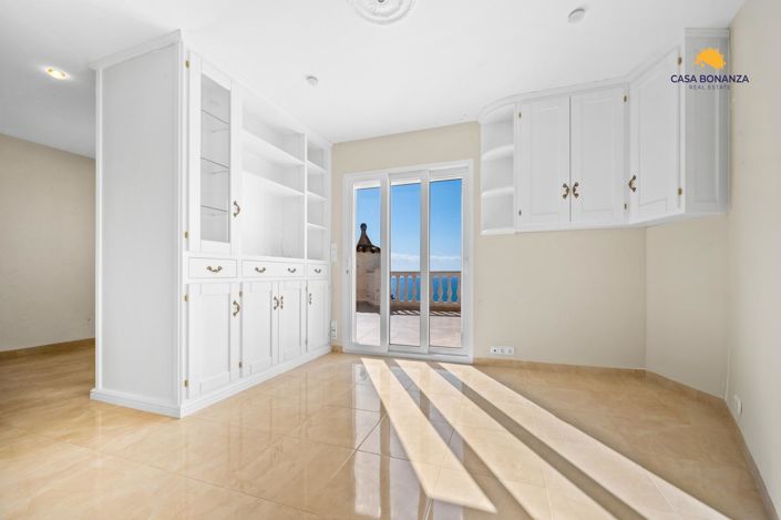 Image No.26-4 Bed Property for sale