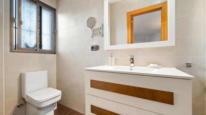 Image No.15-4 Bed Property for sale