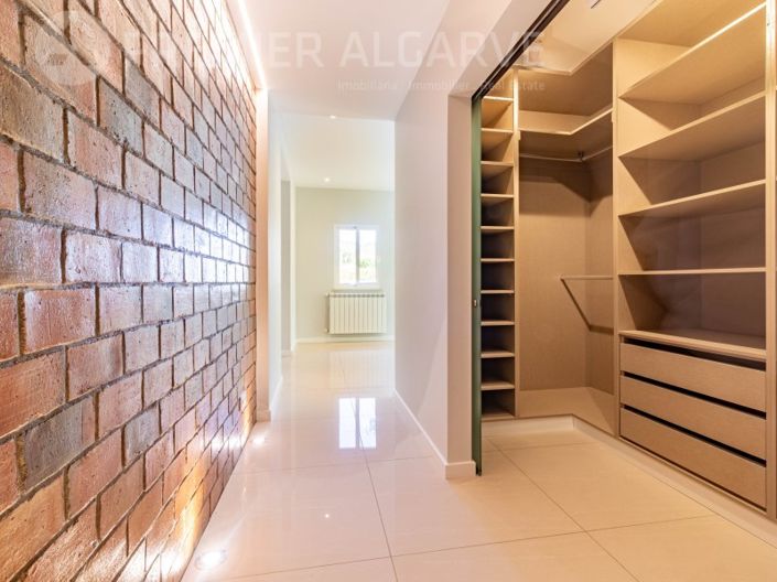 Image No.18-6 Bed House for sale