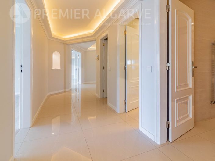 Image No.21-6 Bed House for sale