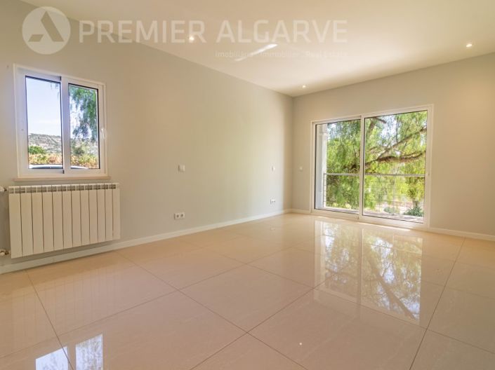 Image No.24-6 Bed House for sale