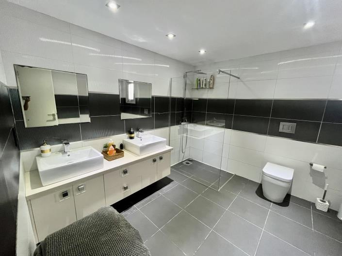 Image No.22-3 Bed House for sale