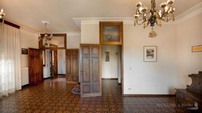 Image No.20-8 Bed Villa for sale