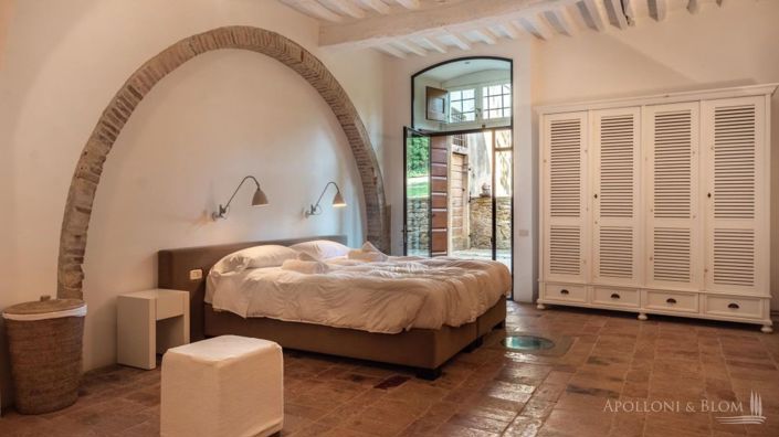 Image No.10-8 Bed Apartment for sale