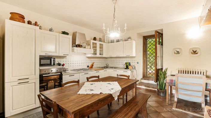 Image No.18-8 Bed Apartment for sale