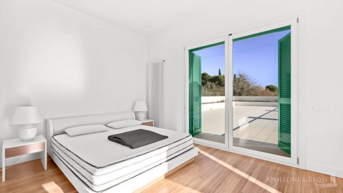 Image No.21-8 Bed Apartment for sale