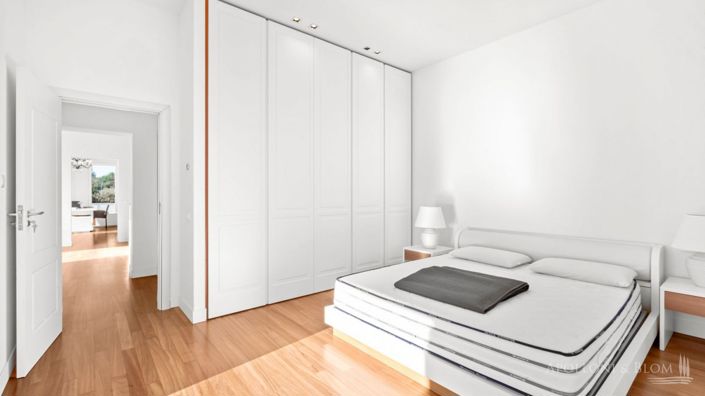 Image No.25-8 Bed Apartment for sale