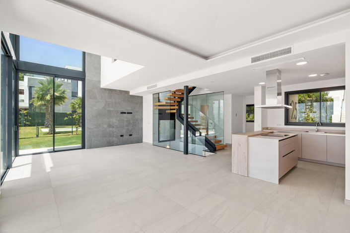 Image No.5-5 Bed Townhouse for sale