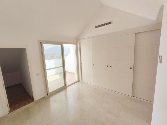 Image No.13-3 Bed Townhouse for sale