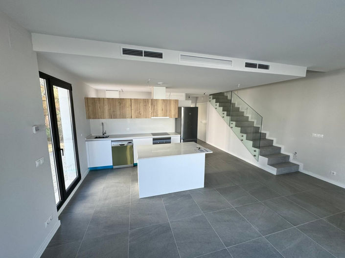 Image No.7-4 Bed Townhouse for sale