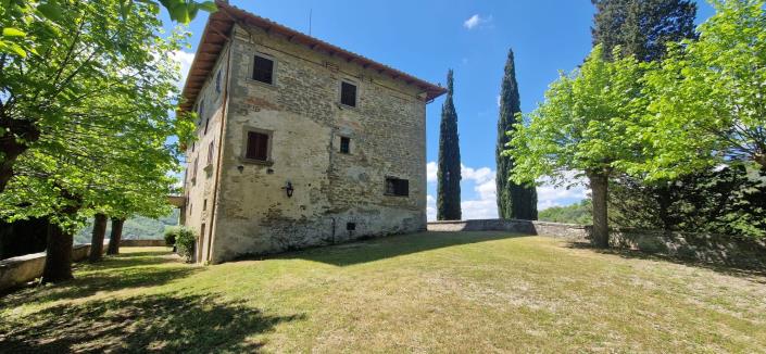 Image No.12-18 Bed Property for sale