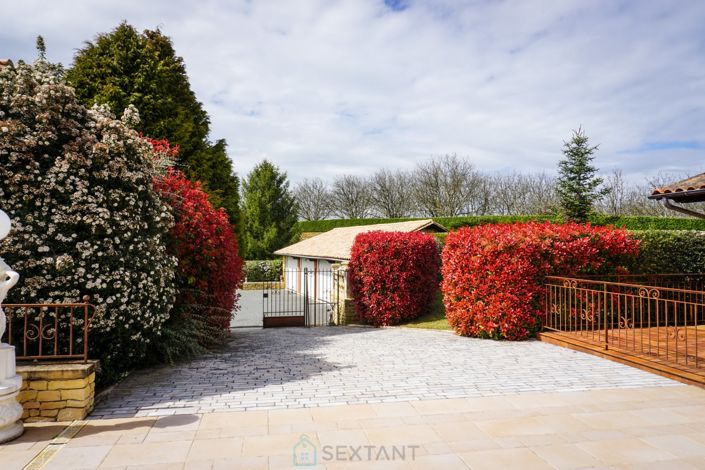 Image No.10-6 Bed Property for sale