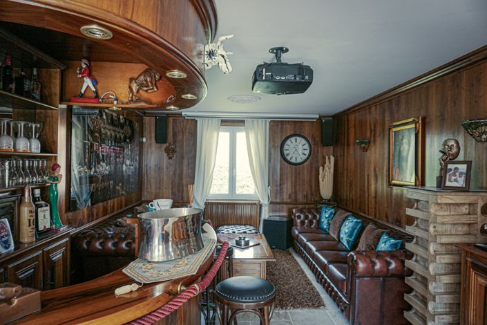 Image No.19-6 Bed Property for sale