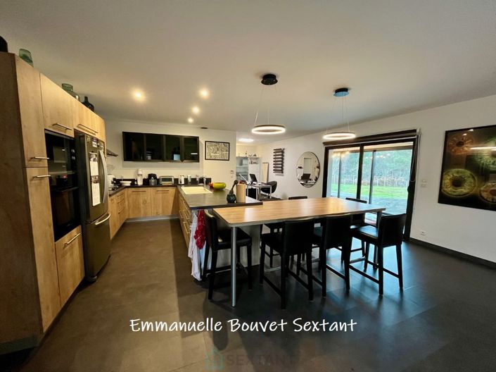 Image No.7-15 Bed Property for sale