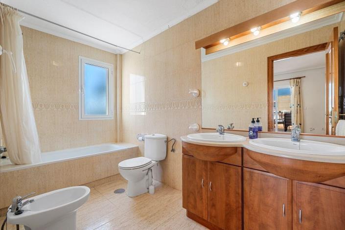 Image No.20-3 Bed Townhouse for sale