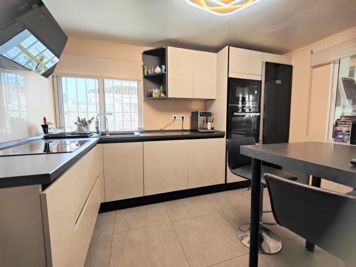 Image No.2-4 Bed Villa for sale