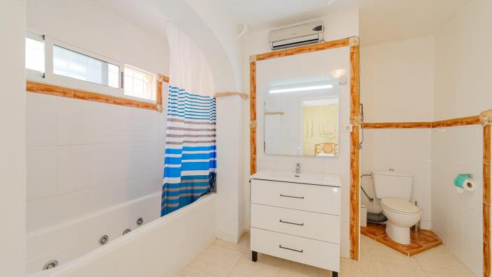 Image No.15-4 Bed Chalet for sale