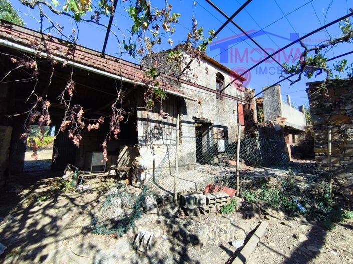 Country house with land and water well in the parish of Graça