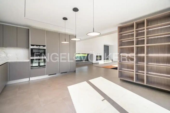 Image No.17-4 Bed House for sale