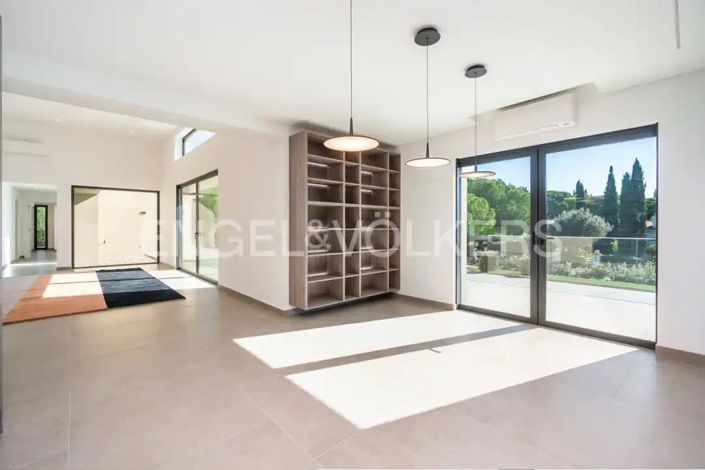 Image No.18-4 Bed House for sale