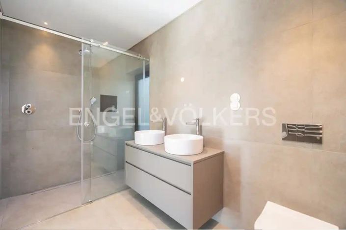 Image No.25-4 Bed House for sale