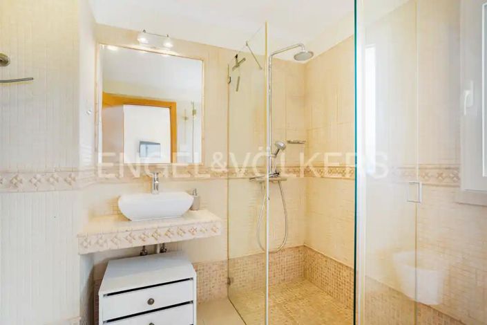 Image No.27-4 Bed House for sale