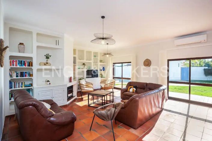 Image No.2-5 Bed House for sale