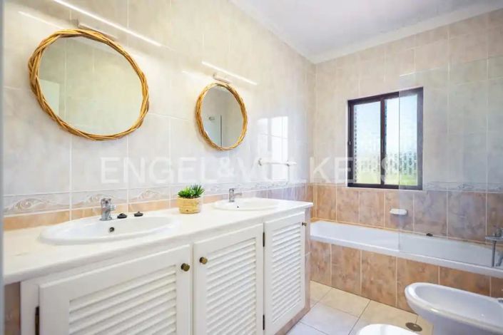 Image No.21-5 Bed House for sale