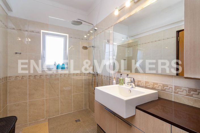 Image No.16-5 Bed House for sale