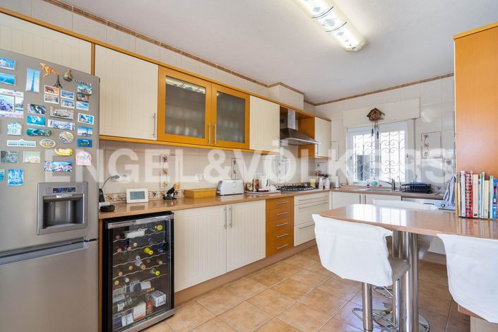 Image No.8-5 Bed House for sale