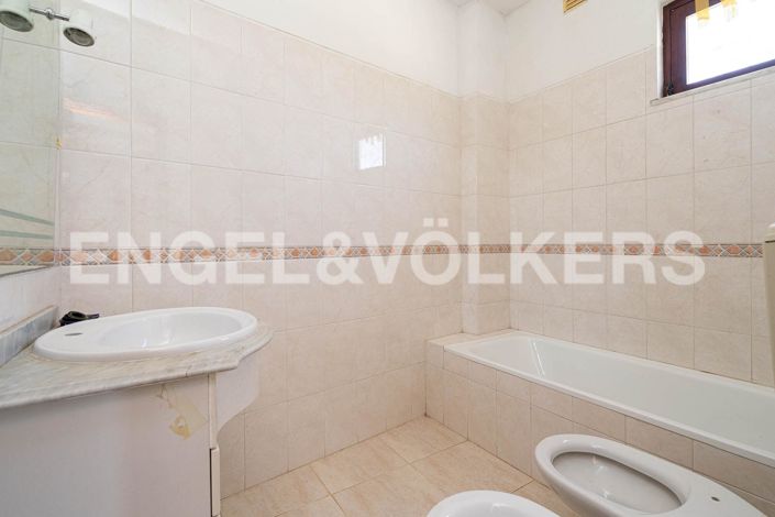 Image No.24-4 Bed House for sale