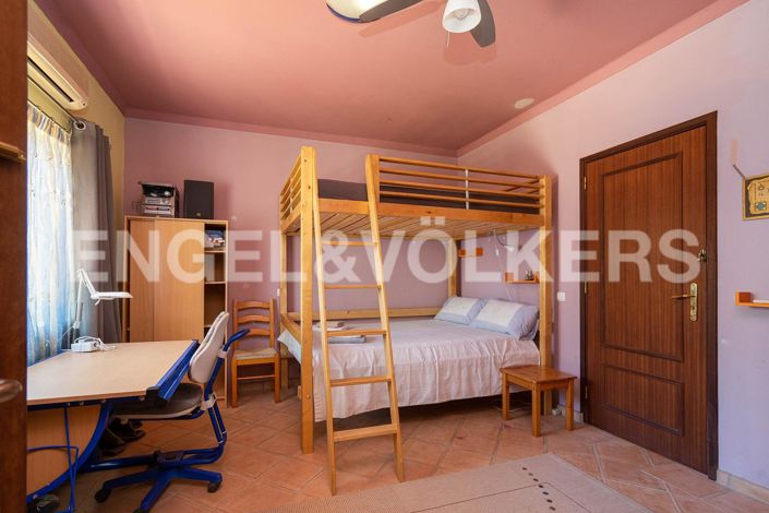 Image No.10-3 Bed House for sale