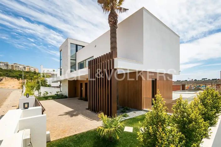 Image No.17-4 Bed House for sale