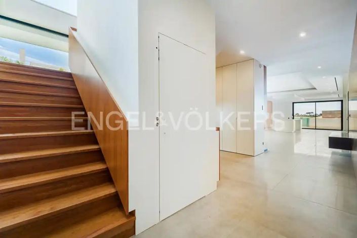 Image No.19-4 Bed House for sale