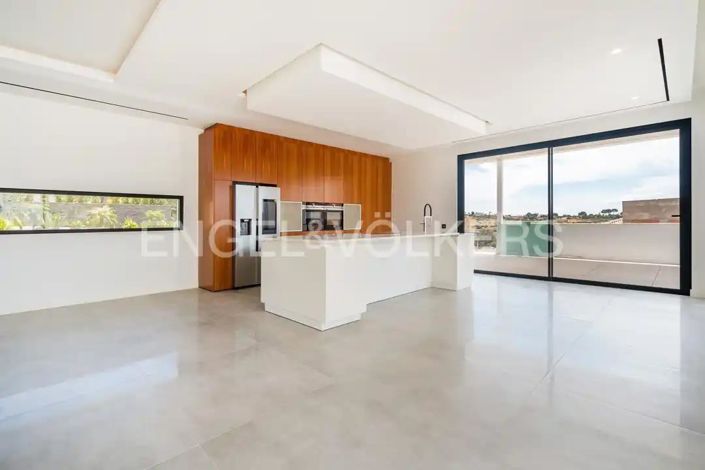 Image No.25-4 Bed House for sale