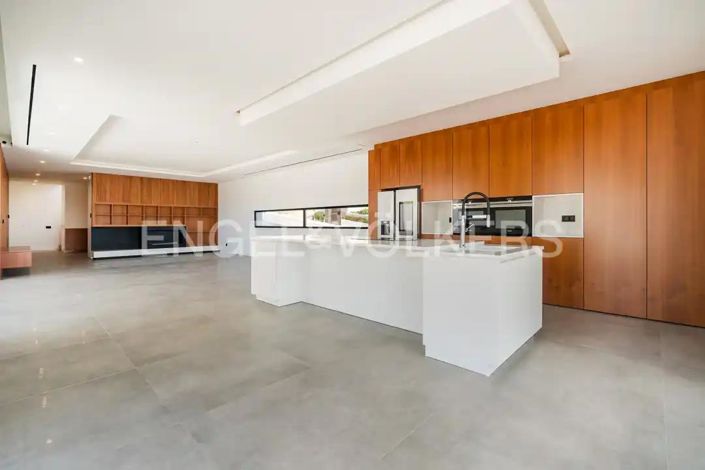 Image No.28-4 Bed House for sale