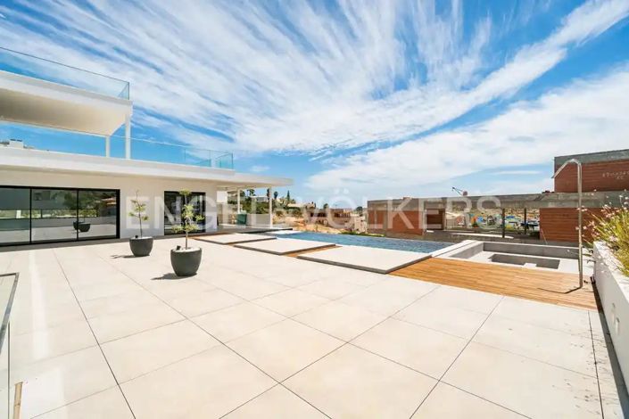 Image No.30-4 Bed House for sale