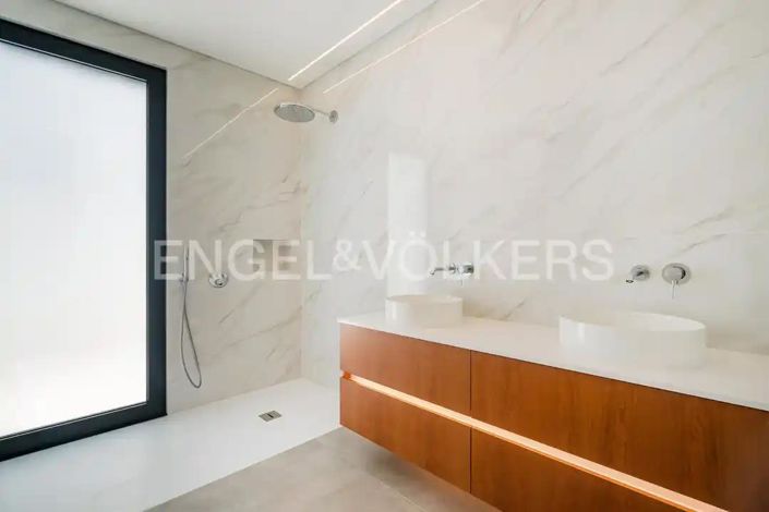 Image No.45-4 Bed House for sale