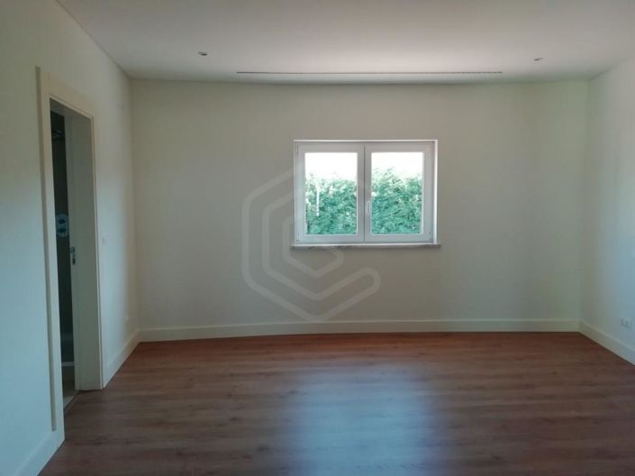 Image No.25-4 Bed House for sale