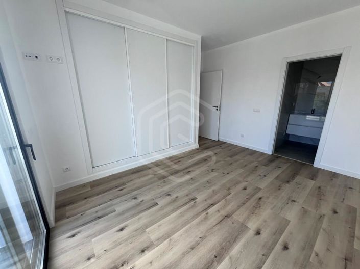 Image No.16-4 Bed House for sale