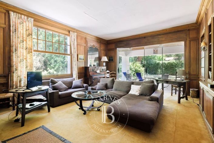 Image No.9-5 Bed House for sale