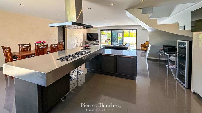 Image No.6-5 Bed House for sale