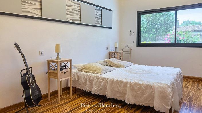 Image No.8-5 Bed House for sale