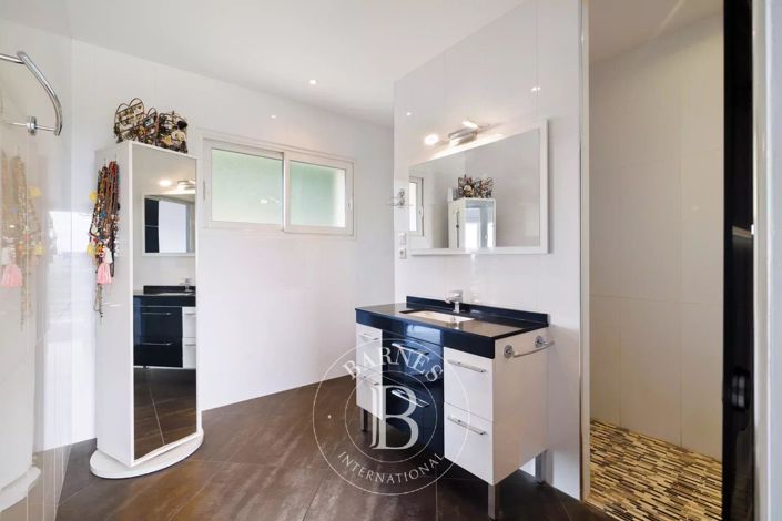 Image No.21-4 Bed House for sale