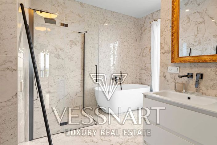 Image No.8-6 Bed House for sale