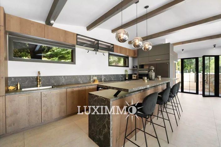 Image No.8-5 Bed House for sale